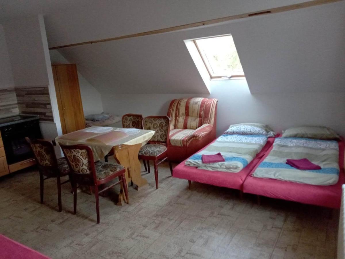 Apartman Police Nad Metuji Apartment ภายนอก รูปภาพ